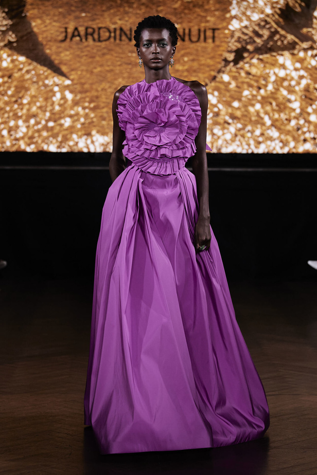 حديقة من الأزهار الملونة في تصاميم "نعيم خان" ضمن أسبوع الموضة في نيويورك