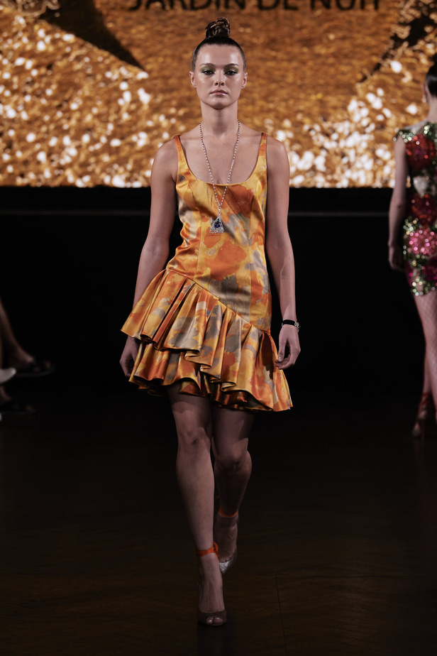 حديقة من الأزهار الملونة في تصاميم "نعيم خان" ضمن أسبوع الموضة في نيويورك