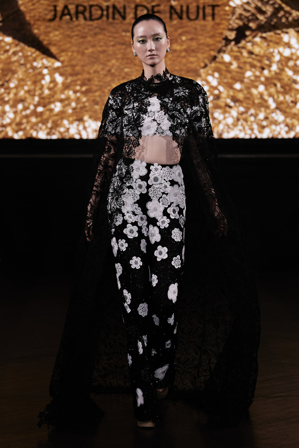 حديقة من الأزهار الملونة في تصاميم "نعيم خان" ضمن أسبوع الموضة في نيويورك