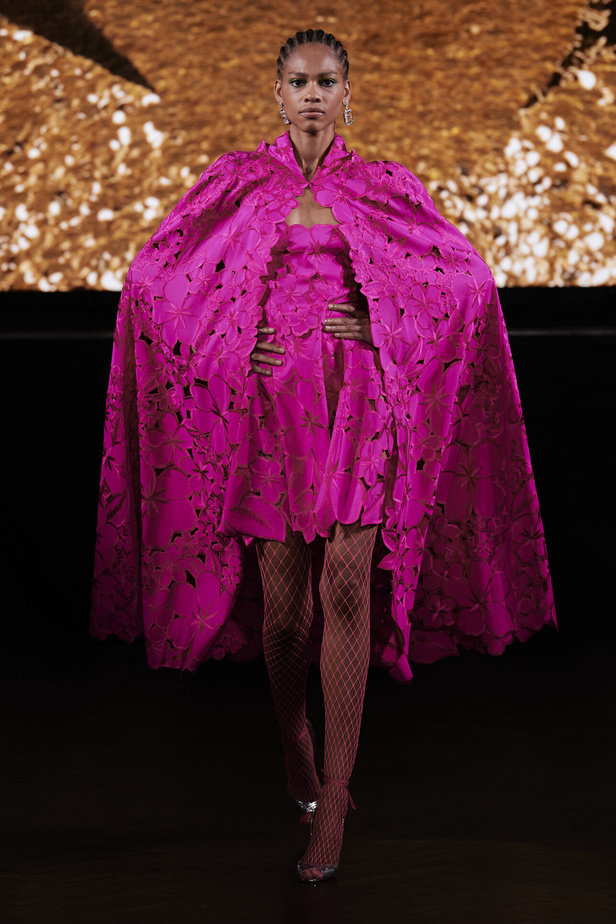 حديقة من الأزهار الملونة في تصاميم "نعيم خان" ضمن أسبوع الموضة في نيويورك