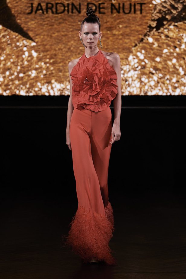 حديقة من الأزهار الملونة في تصاميم "نعيم خان" ضمن أسبوع الموضة في نيويورك