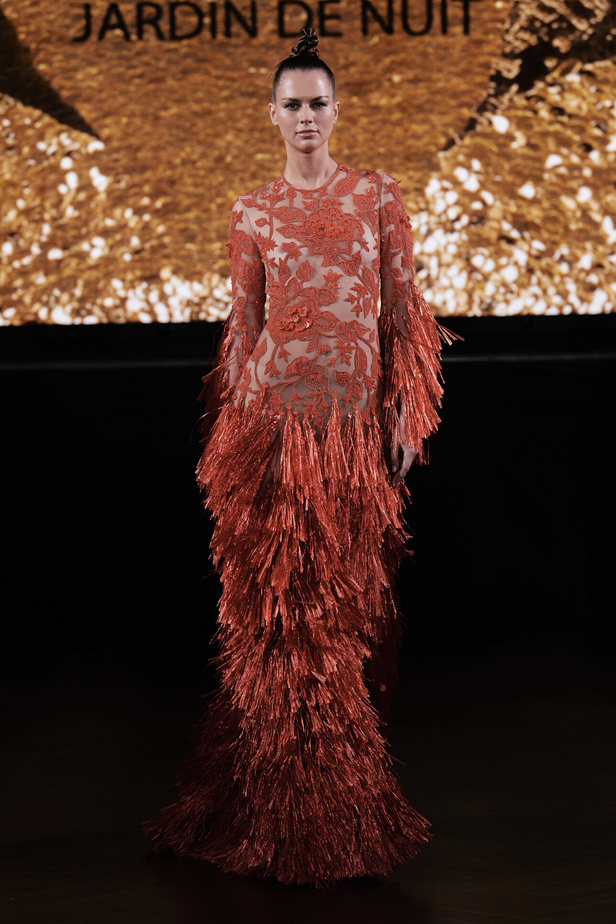 حديقة من الأزهار الملونة في تصاميم "نعيم خان" ضمن أسبوع الموضة في نيويورك