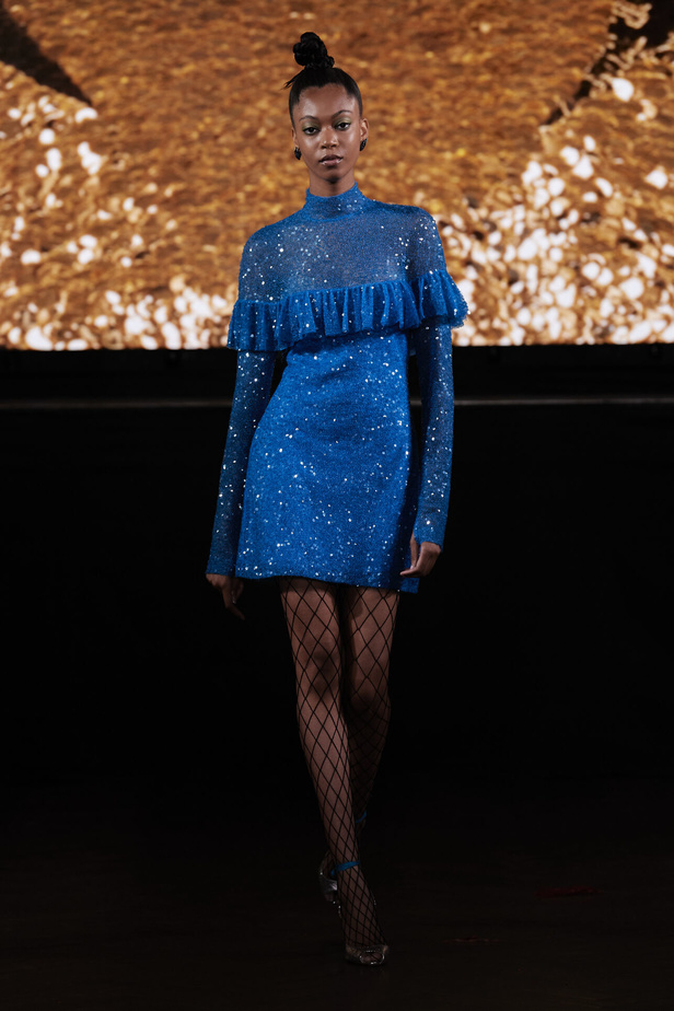 حديقة من الأزهار الملونة في تصاميم "نعيم خان" ضمن أسبوع الموضة في نيويورك