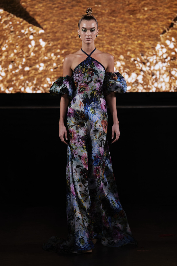 حديقة من الأزهار الملونة في تصاميم "نعيم خان" ضمن أسبوع الموضة في نيويورك