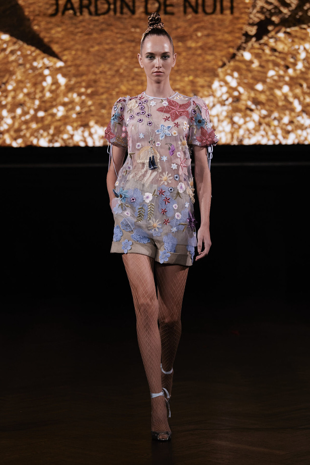 حديقة من الأزهار الملونة في تصاميم "نعيم خان" ضمن أسبوع الموضة في نيويورك