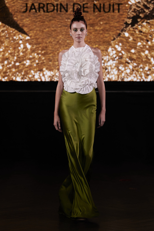 حديقة من الأزهار الملونة في تصاميم "نعيم خان" ضمن أسبوع الموضة في نيويورك