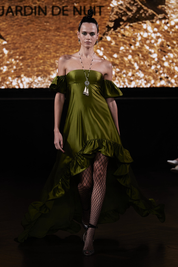 حديقة من الأزهار الملونة في تصاميم "نعيم خان" ضمن أسبوع الموضة في نيويورك