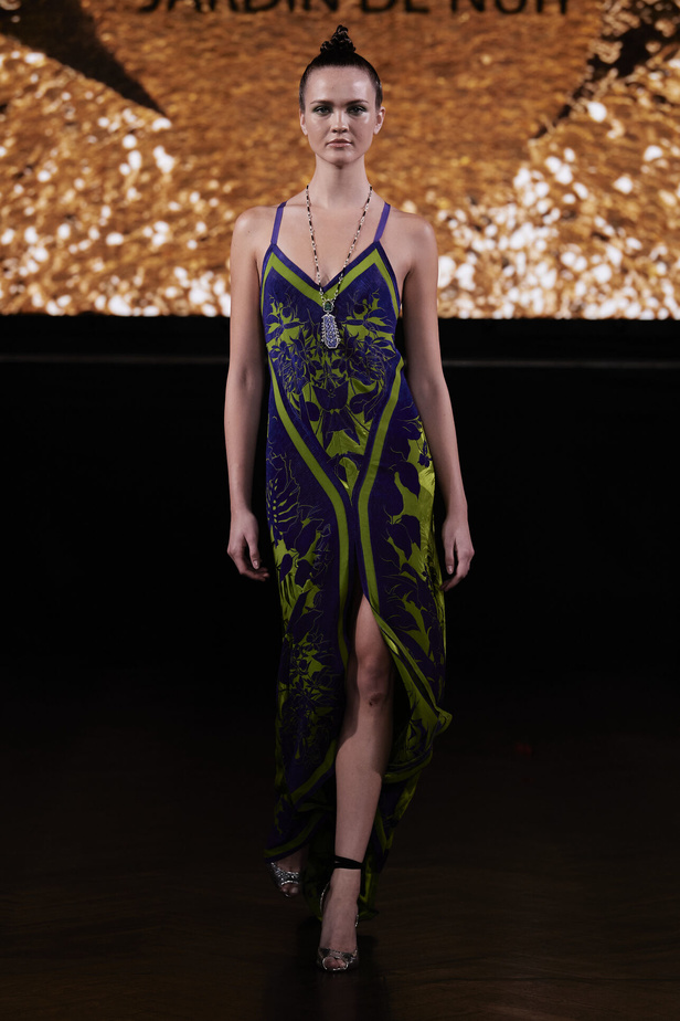 حديقة من الأزهار الملونة في تصاميم "نعيم خان" ضمن أسبوع الموضة في نيويورك