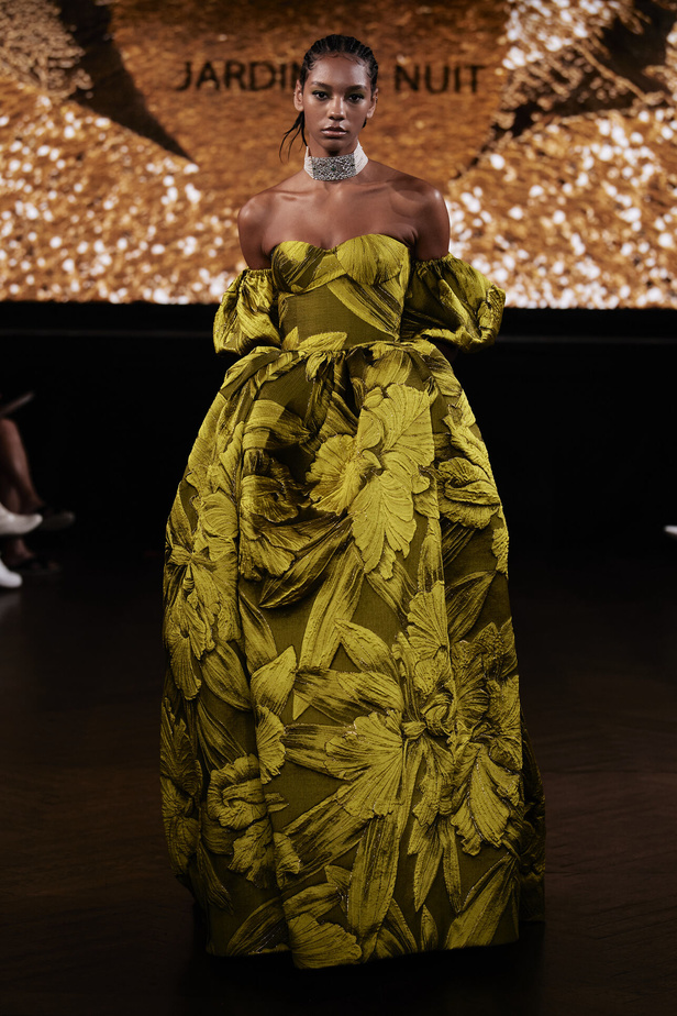 حديقة من الأزهار الملونة في تصاميم "نعيم خان" ضمن أسبوع الموضة في نيويورك