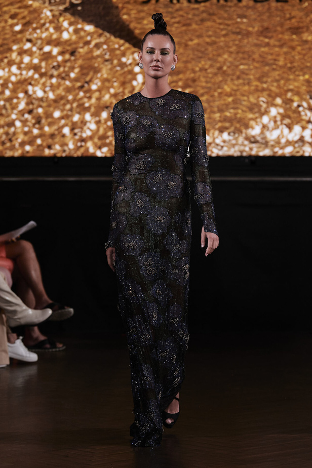 حديقة من الأزهار الملونة في تصاميم "نعيم خان" ضمن أسبوع الموضة في نيويورك