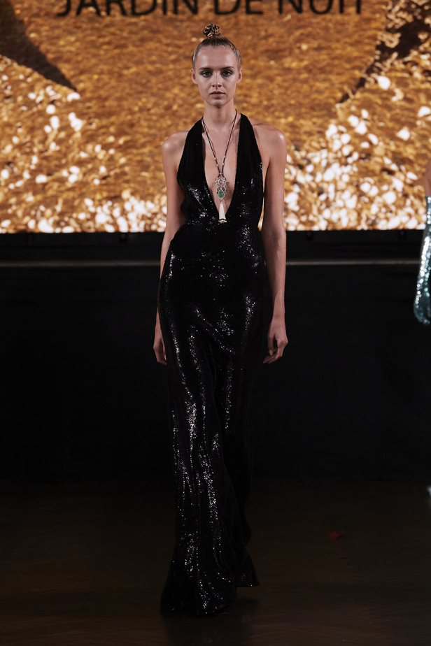 حديقة من الأزهار الملونة في تصاميم "نعيم خان" ضمن أسبوع الموضة في نيويورك