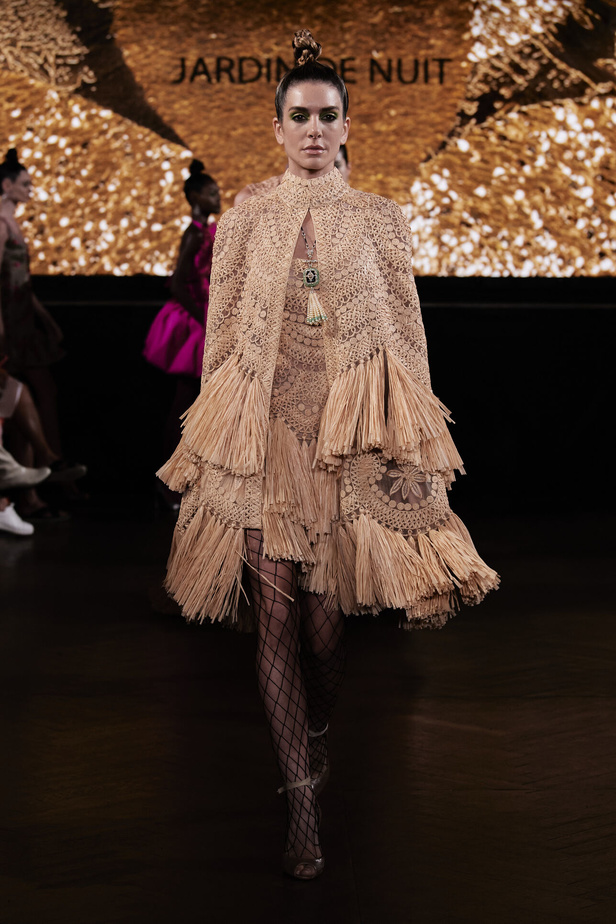 حديقة من الأزهار الملونة في تصاميم "نعيم خان" ضمن أسبوع الموضة في نيويورك