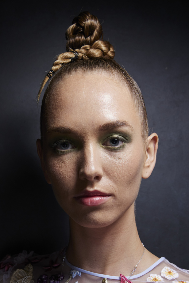 حديقة من الأزهار الملونة في تصاميم "نعيم خان" ضمن أسبوع الموضة في نيويورك