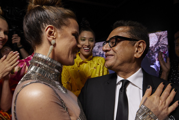 حديقة من الأزهار الملونة في تصاميم "نعيم خان" ضمن أسبوع الموضة في نيويورك