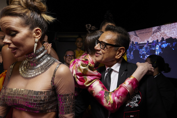 حديقة من الأزهار الملونة في تصاميم "نعيم خان" ضمن أسبوع الموضة في نيويورك