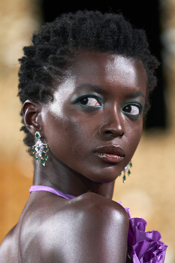 حديقة من الأزهار الملونة في تصاميم "نعيم خان" ضمن أسبوع الموضة في نيويورك