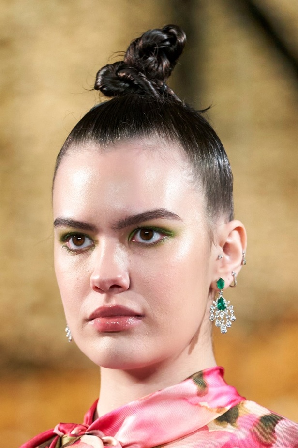 حديقة من الأزهار الملونة في تصاميم "نعيم خان" ضمن أسبوع الموضة في نيويورك