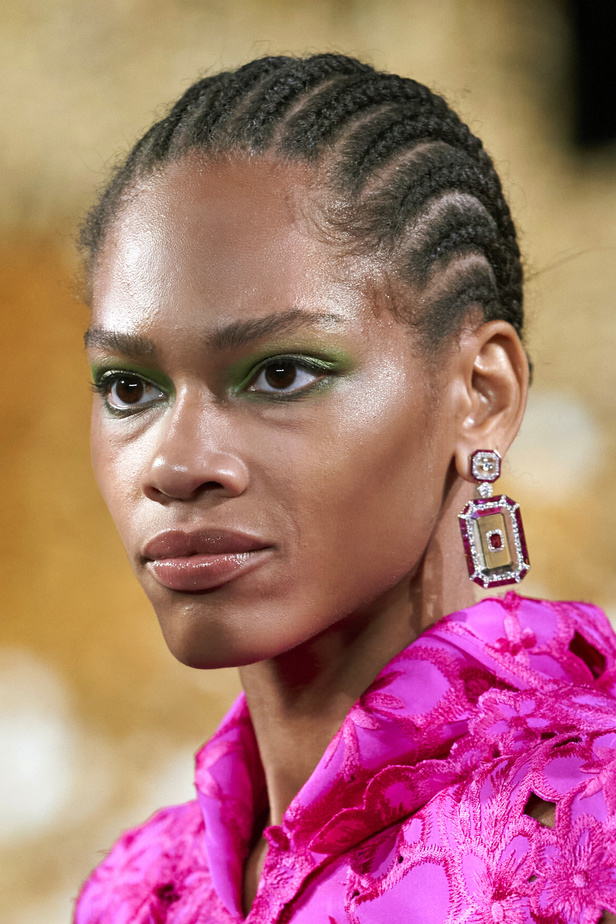 حديقة من الأزهار الملونة في تصاميم "نعيم خان" ضمن أسبوع الموضة في نيويورك