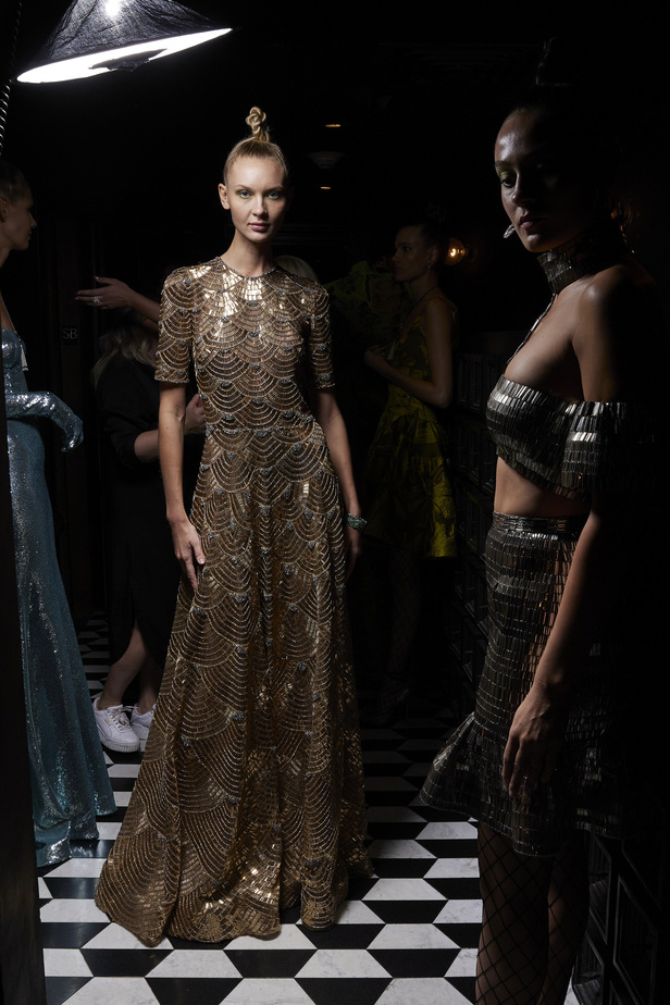 حديقة من الأزهار الملونة في تصاميم "نعيم خان" ضمن أسبوع الموضة في نيويورك