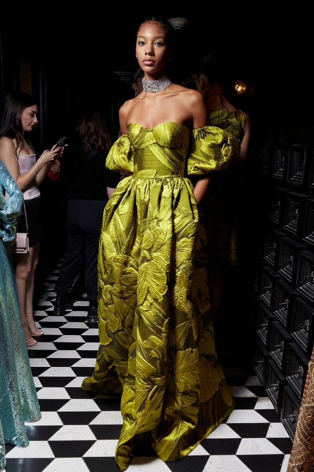 حديقة من الأزهار الملونة في تصاميم "نعيم خان" ضمن أسبوع الموضة في نيويورك