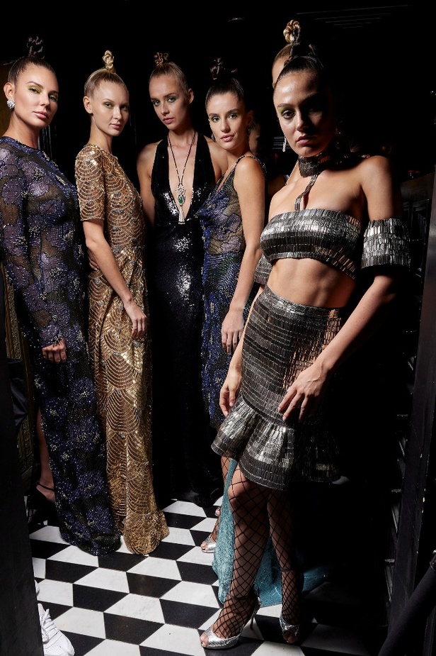 حديقة من الأزهار الملونة في تصاميم "نعيم خان" ضمن أسبوع الموضة في نيويورك