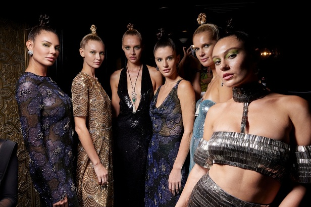 حديقة من الأزهار الملونة في تصاميم "نعيم خان" ضمن أسبوع الموضة في نيويورك