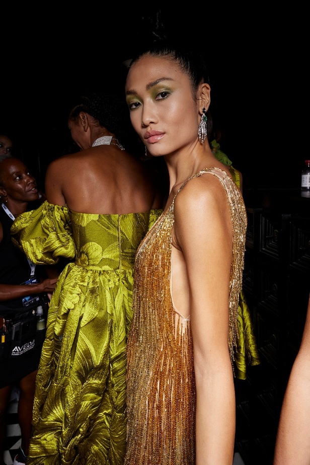 حديقة من الأزهار الملونة في تصاميم "نعيم خان" ضمن أسبوع الموضة في نيويورك