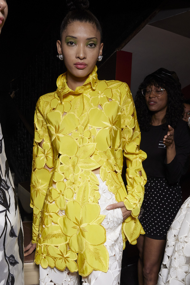 حديقة من الأزهار الملونة في تصاميم "نعيم خان" ضمن أسبوع الموضة في نيويورك