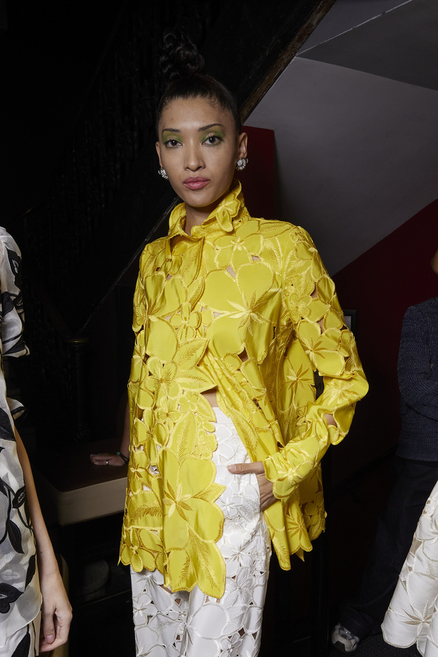 حديقة من الأزهار الملونة في تصاميم "نعيم خان" ضمن أسبوع الموضة في نيويورك