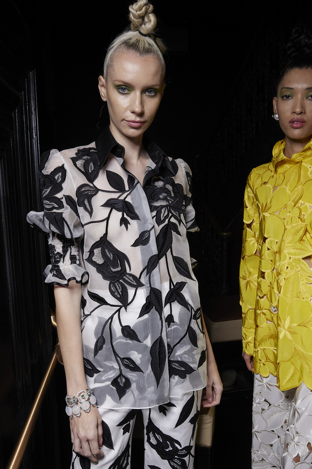 حديقة من الأزهار الملونة في تصاميم "نعيم خان" ضمن أسبوع الموضة في نيويورك