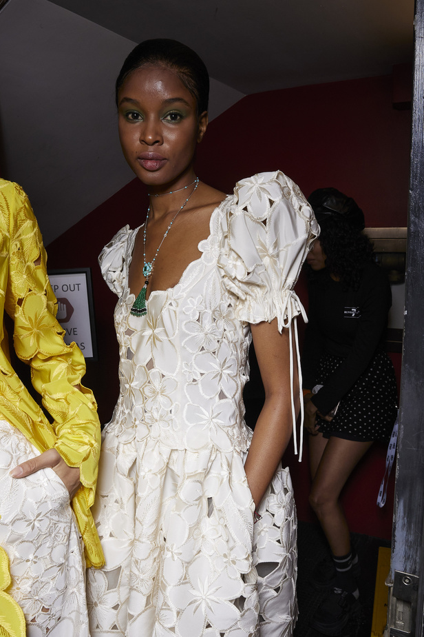 حديقة من الأزهار الملونة في تصاميم "نعيم خان" ضمن أسبوع الموضة في نيويورك