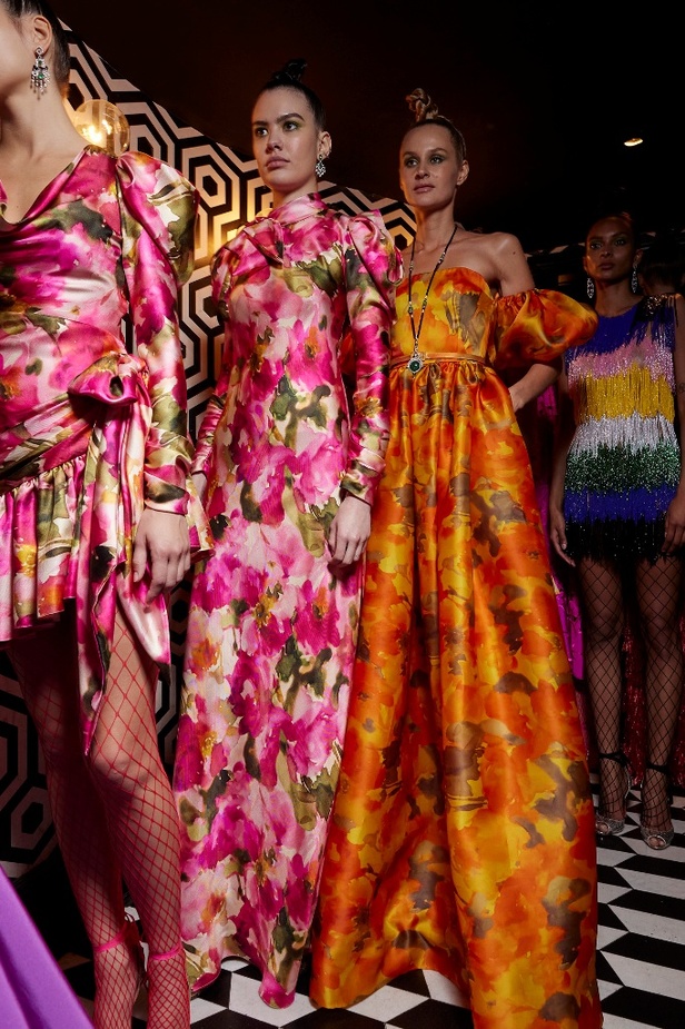 حديقة من الأزهار الملونة في تصاميم "نعيم خان" ضمن أسبوع الموضة في نيويورك