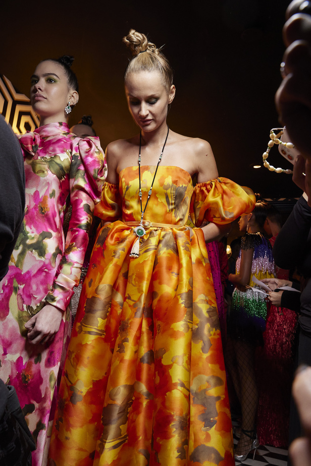 حديقة من الأزهار الملونة في تصاميم "نعيم خان" ضمن أسبوع الموضة في نيويورك