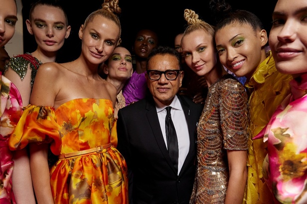 حديقة من الأزهار الملونة في تصاميم "نعيم خان" ضمن أسبوع الموضة في نيويورك