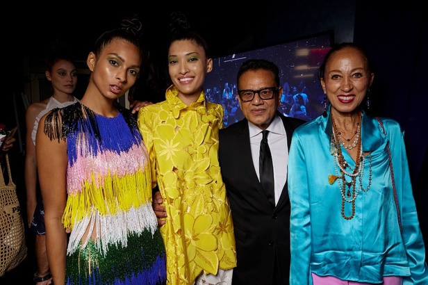 حديقة من الأزهار الملونة في تصاميم "نعيم خان" ضمن أسبوع الموضة في نيويورك