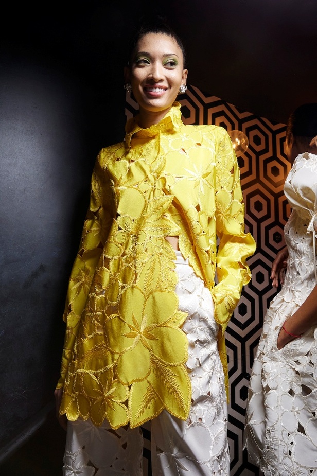 حديقة من الأزهار الملونة في تصاميم "نعيم خان" ضمن أسبوع الموضة في نيويورك