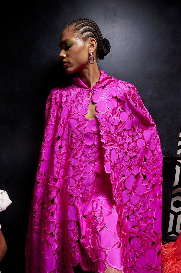 حديقة من الأزهار الملونة في تصاميم "نعيم خان" ضمن أسبوع الموضة في نيويورك