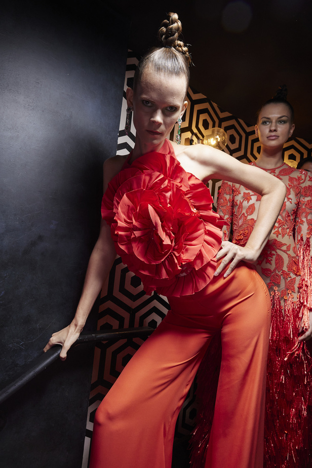 حديقة من الأزهار الملونة في تصاميم "نعيم خان" ضمن أسبوع الموضة في نيويورك