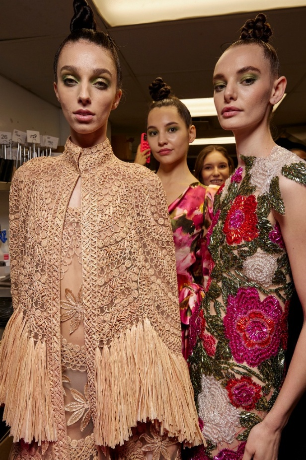 حديقة من الأزهار الملونة في تصاميم "نعيم خان" ضمن أسبوع الموضة في نيويورك