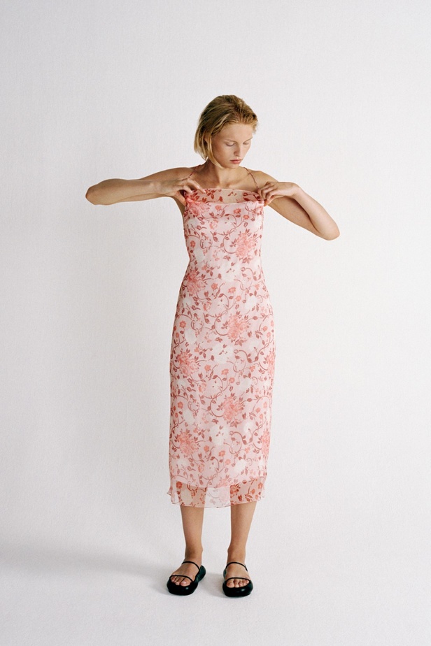 مجموعة Noon By Noor لربيع 2023 إطلالات بسيطة لكن غنية بالتفاصيل غير المتوقعة