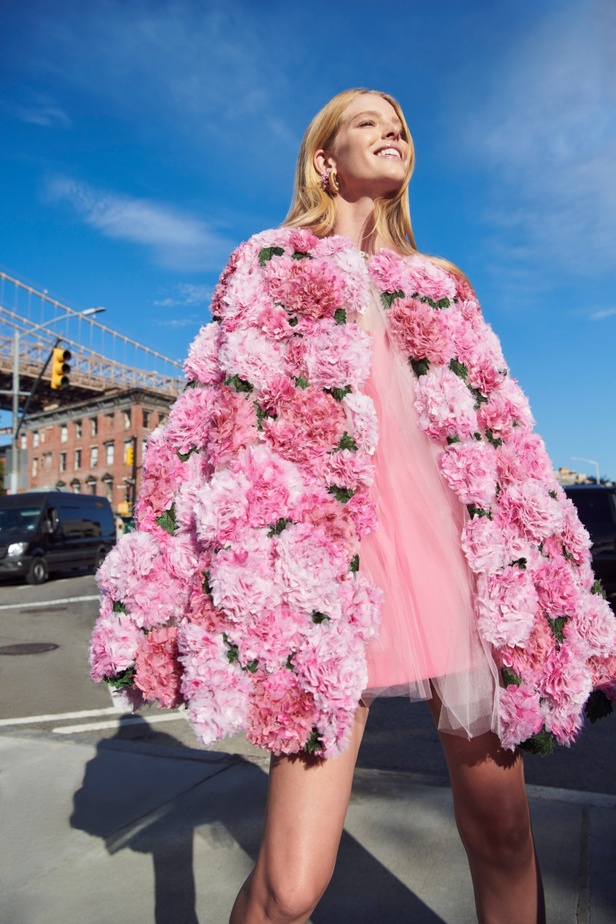 مجموعة Oscar de la Renta لربيع 2023 تنقل سحر الأزهار إلى التصاميم الأنيقة