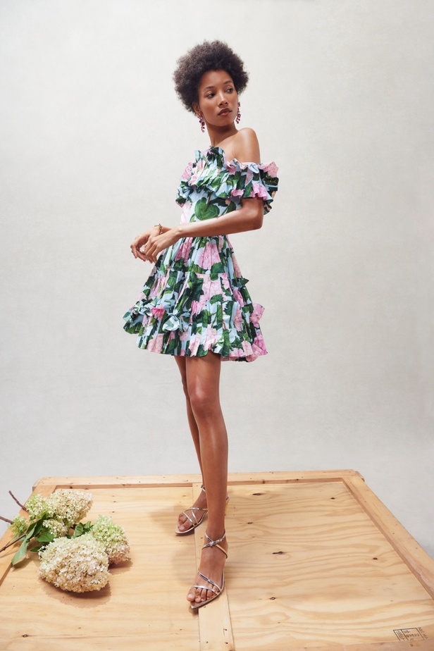 مجموعة Oscar de la Renta لربيع 2023 تنقل سحر الأزهار إلى التصاميم الأنيقة