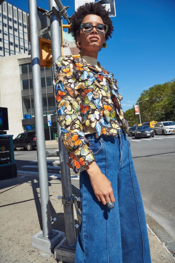 مجموعة Oscar de la Renta لربيع 2023 تنقل سحر الأزهار إلى التصاميم الأنيقة