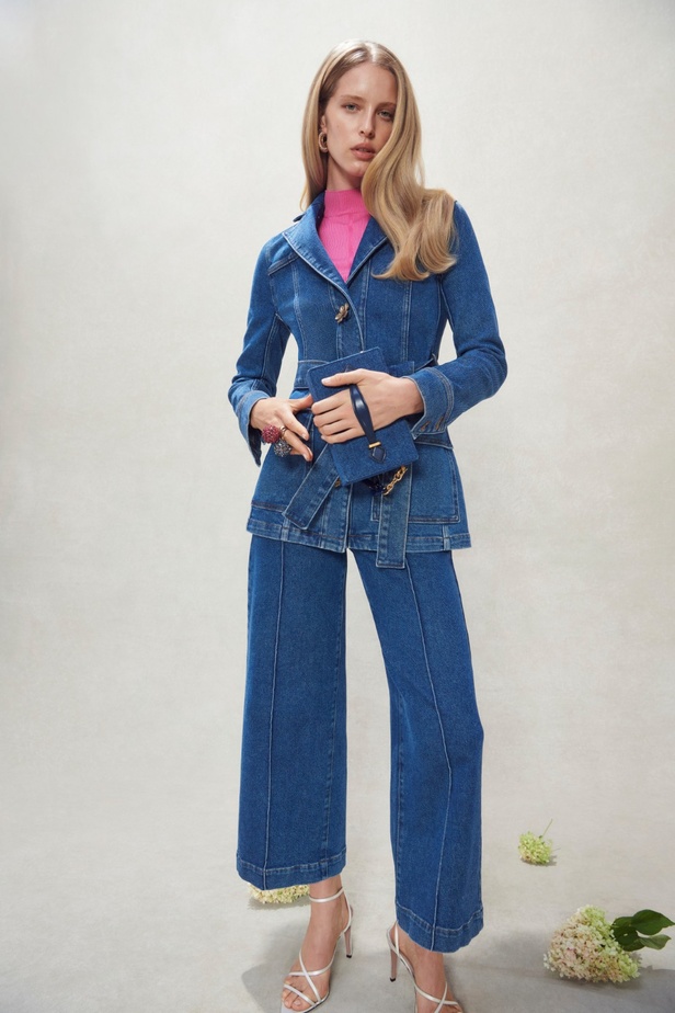 مجموعة Oscar de la Renta لربيع 2023 تنقل سحر الأزهار إلى التصاميم الأنيقة