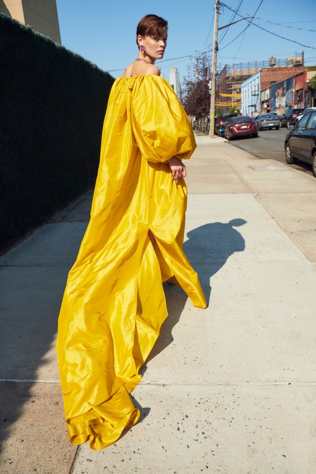 مجموعة Oscar de la Renta لربيع 2023 تنقل سحر الأزهار إلى التصاميم الأنيقة