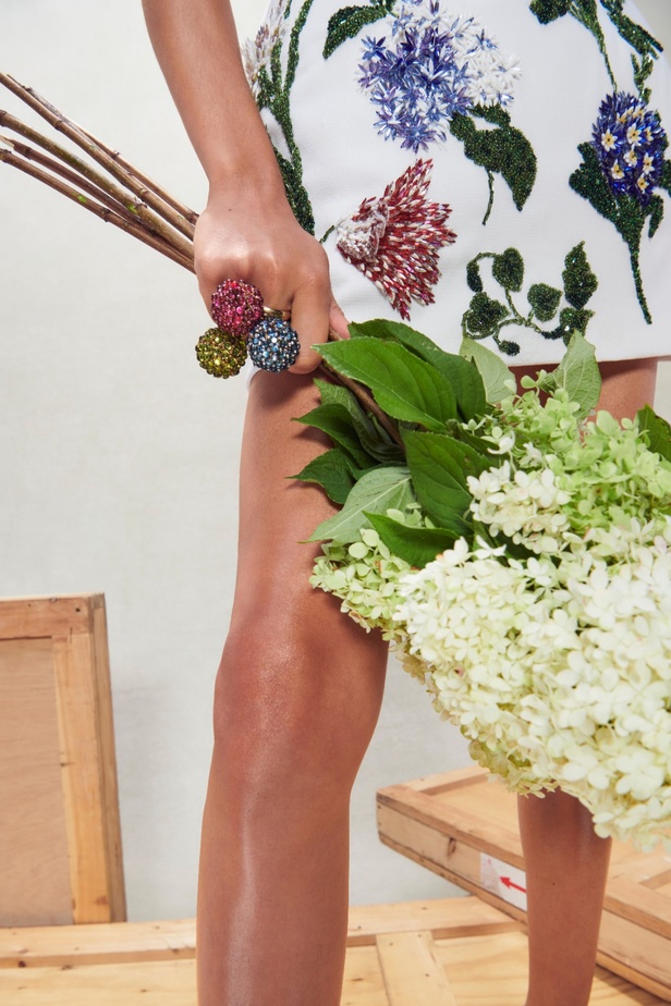 مجموعة Oscar de la Renta لربيع 2023 تنقل سحر الأزهار إلى التصاميم الأنيقة