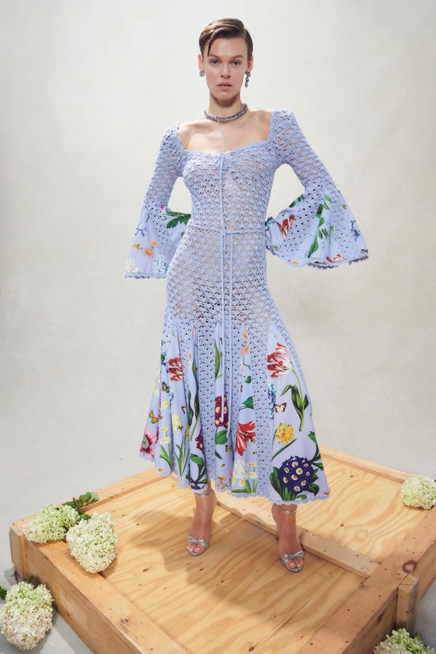 مجموعة Oscar de la Renta لربيع 2023 تنقل سحر الأزهار إلى التصاميم الأنيقة