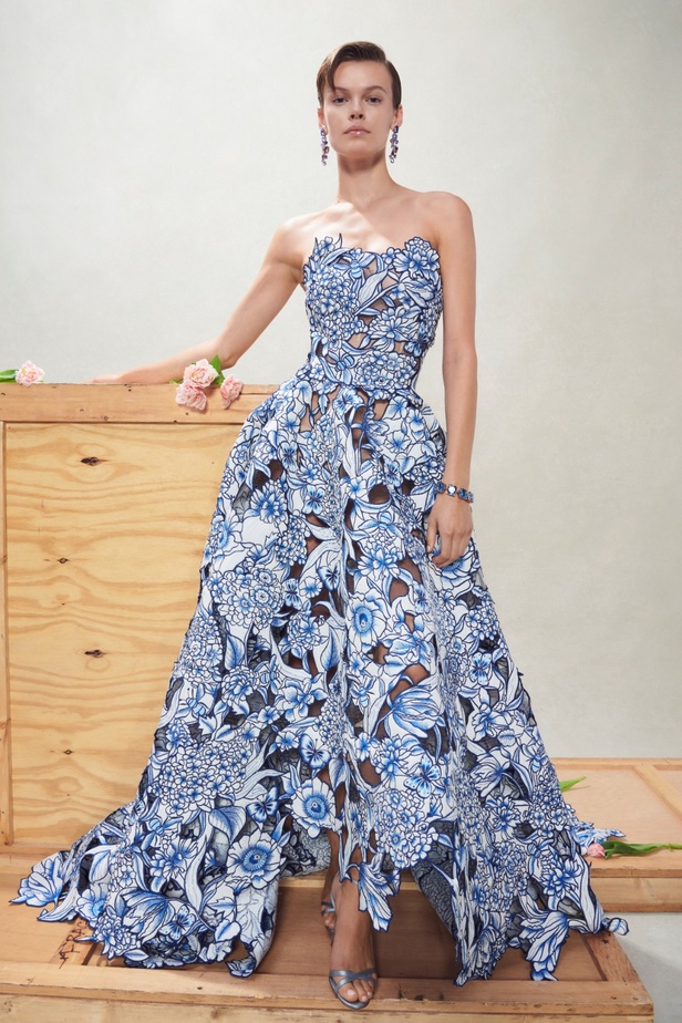مجموعة Oscar de la Renta لربيع 2023 تنقل سحر الأزهار إلى التصاميم الأنيقة