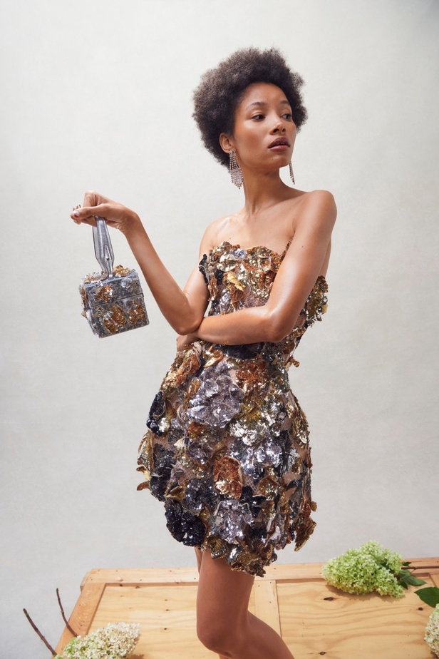 مجموعة Oscar de la Renta لربيع 2023 تنقل سحر الأزهار إلى التصاميم الأنيقة