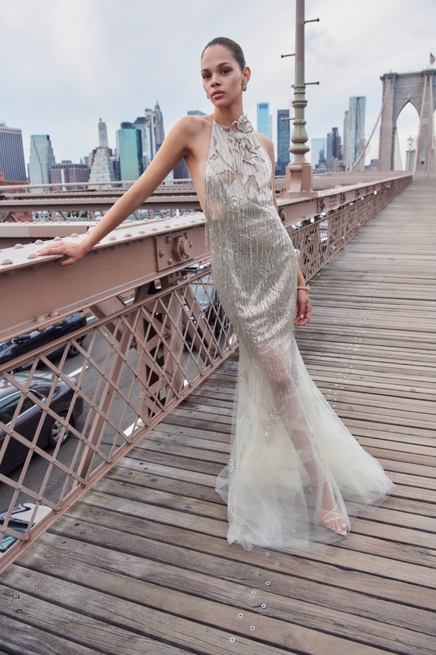 مجموعة Oscar de la Renta لربيع 2023 تنقل سحر الأزهار إلى التصاميم الأنيقة